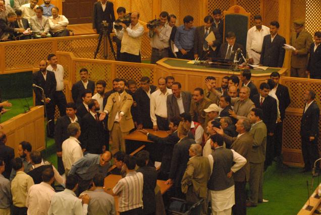 سیلاب پر بحث کی اجازت نہ ملنے پر مقبوضہ کشمیر اسمبلی میں شدید ہنگامہ