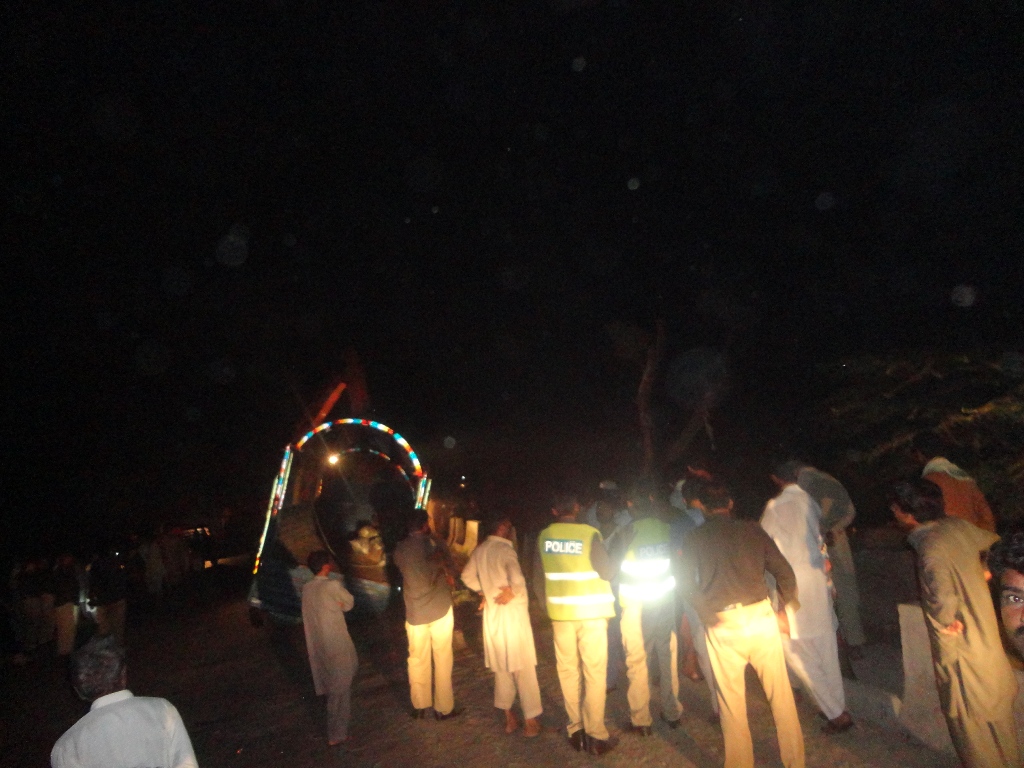 سرگودہا روڈپنڈی محلہ کے قریب تیز رفتار ٹرک الٹ کر مکان پر گر گیا