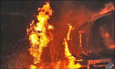 جھنگ: آئل ٹینکر میں آگ، دو افراد جاں بحق، ایک زخمی