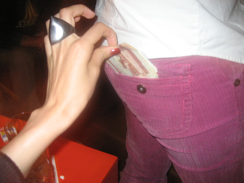 جیب کتری خاتون نے مال مویشی کی خرید و فروخت کرنے والے کی جیب سے 66 ہزار 500 روپے نکال لیئے