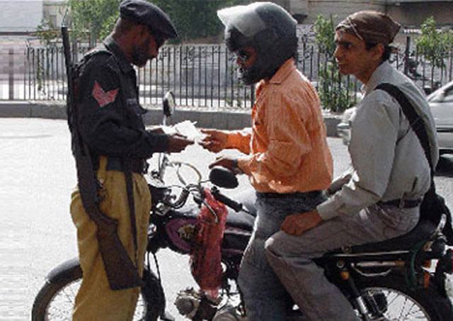 کراچی میں موٹر سائیکل کی ڈبل سواری پر پابندی کا فیصلہ