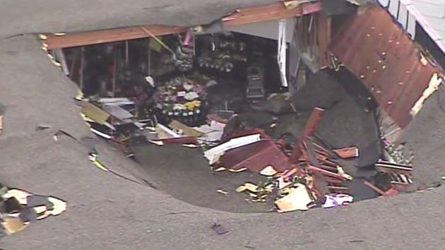 ڈی جی خان: اسکول کی چھت گر گئی، 16 طالبات اور ٹیچر دب گئیں