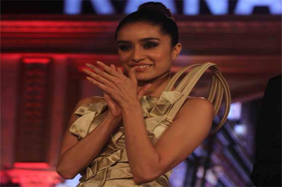 ممبئی: رنگا رنگ فیشن شو میں شردھا کپور کی ریمپ پر واک