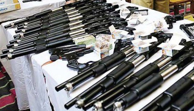 راولپنڈی: حساس اداروں کی کارروائی، گاڑی سے بھاری تعداد میں اسلحہ برآمد