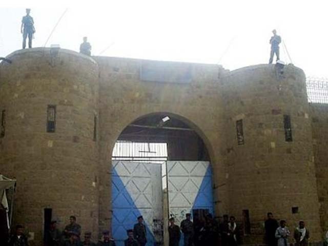 یمن میں القاعدہ نے جیل پر حملہ کر کے سینکڑوں قیدی چھڑا لئے