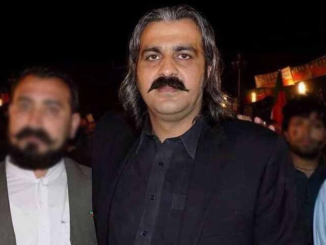 ڈیرہ اسماعیل خان میں صوبائی وزیراعلی امین گنڈاپور بیلٹ باکسز لیجاتے ہوئے پکڑے گئے