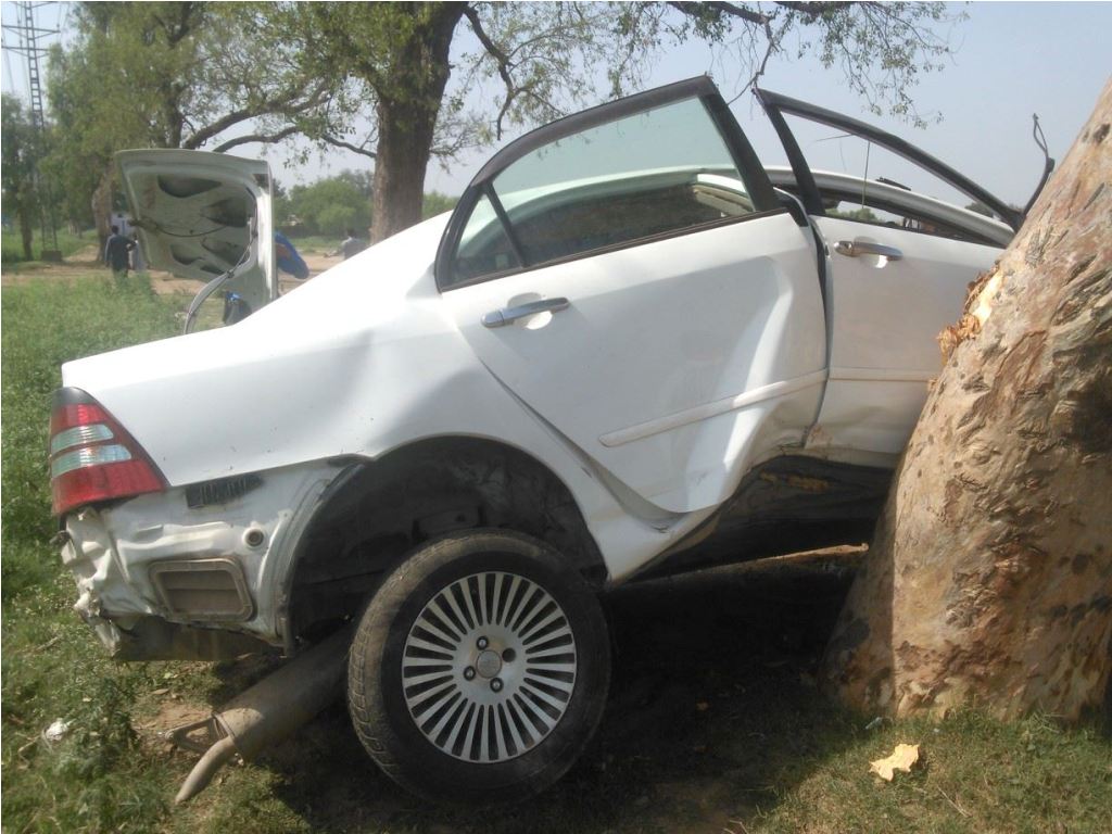 تیز رفتار کار جی ٹی روڈ سے پندرہ فٹ دور کلا بازیاں کھاتی ہوئی درخت سے جا ٹکرائی