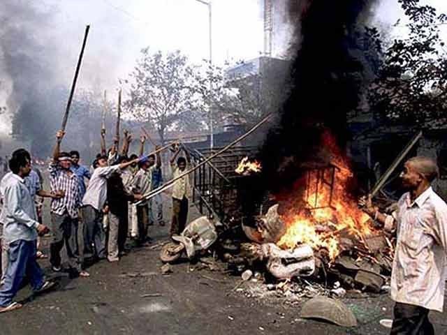 بھارتی ریاست ہریانہ میں ہندو انتہاپسندوں کا مسلم آبادی  پرحملہ، مسجد  نذرآتش