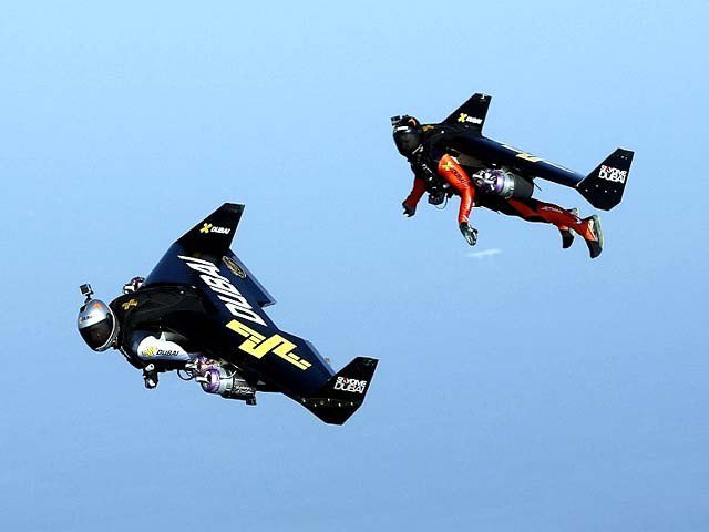 دبئی کی فضاؤں میں جیٹ انجن پہنے افراد کا فضائی کرتب کا مظاہرہ