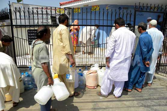 کراچی بھر میں پانی نایاب، لوگ بوند بوند کو ترس گئے