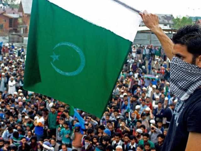 مقبوضہ کشمیر میں بھارت مخالف ریلی میں ایک بار پھر سبز ہلالی پرچم لہرا دیا گیا