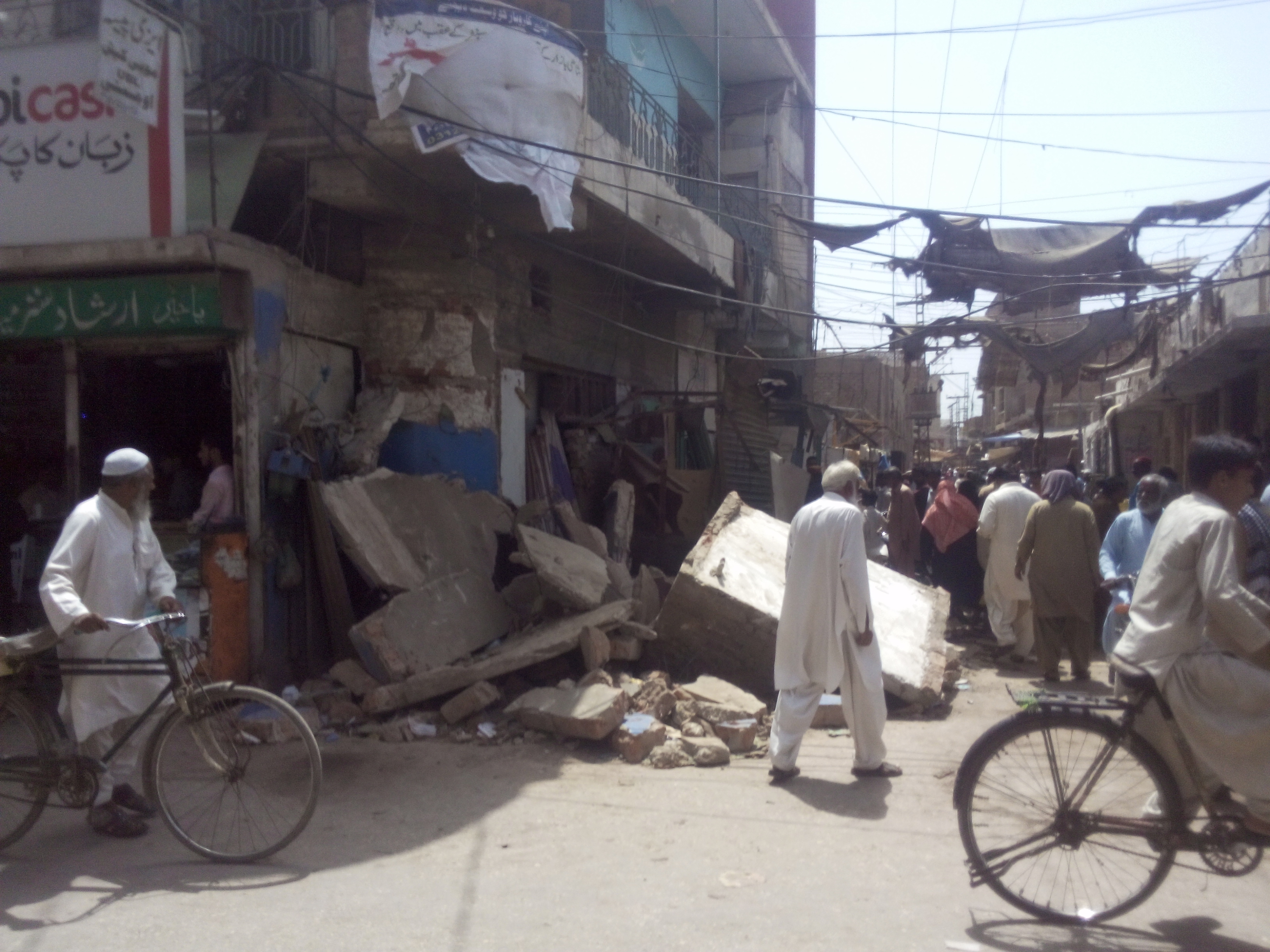 دوکان کو بڑا کرنے کے غرض سے مسجد کا پلر کو تراش کر بلڈنگ کو نقصان پہنچانے کوشش