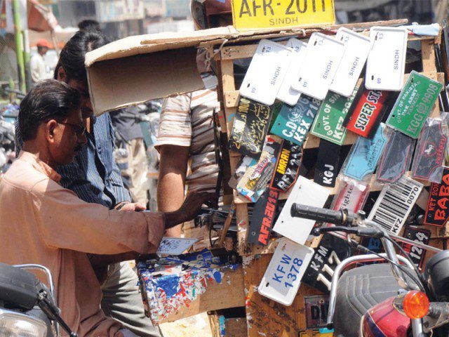 ڈی پی او گجرات کامران ممتاز کا حکم نظر انداز، غیر قانونی نمبر پلیٹس نہ اتاری جا سکیں