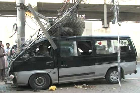 لاہور، مسلم ٹاؤن میں تیز رفتار مسافر وین بجلی کے کھمبے سے ٹکرا گئی، چھ زخمی