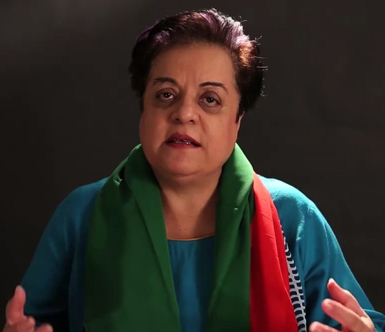 شیریں مزاری نے گاڑی نکالنے کی اجازت نہ دینے پر پولیس اہلکار کو کھری کھری سنادیں