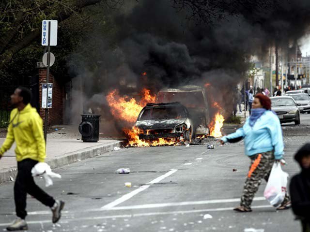 سیاہ فام نوجوان کے قتل کے خلاف بالٹی مور کے شہریوں اور پولیس میں پھر تصادم، 15 افسران زخمی