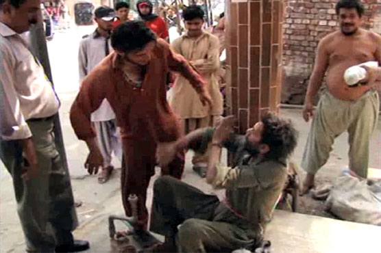 ملتان :لکی پلازہ سے دو پمپ چور پکڑے گئے ، تاجروں نے خوب دھلائی کی