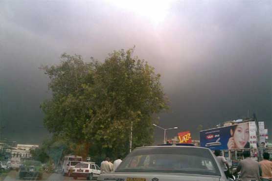 لاہور سمیت ملک کے بیشتر حصوں میں تیز ہواؤں نے گرمی کا منہ موڑ دیا