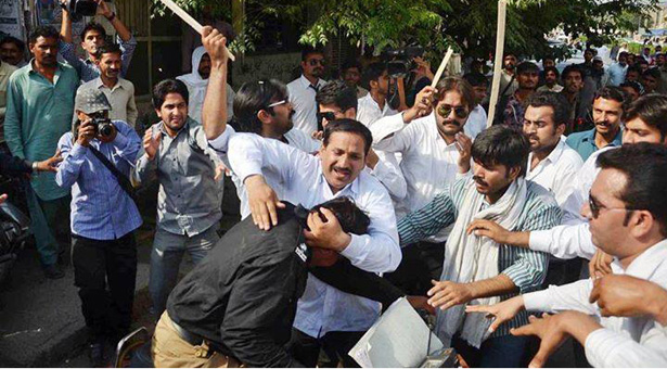 ڈسکہ وکلاء و پولیس ۔۔۔ میدانِ جنگ اور قانون کی دھجیاں