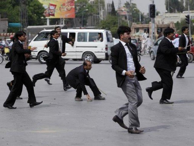 سیالکوٹ میں ایس ایچ او کی فائرنگ سے 2  وکیلوں کی ہلاکت کے بعد مختلف شہروں میں ہنگامے