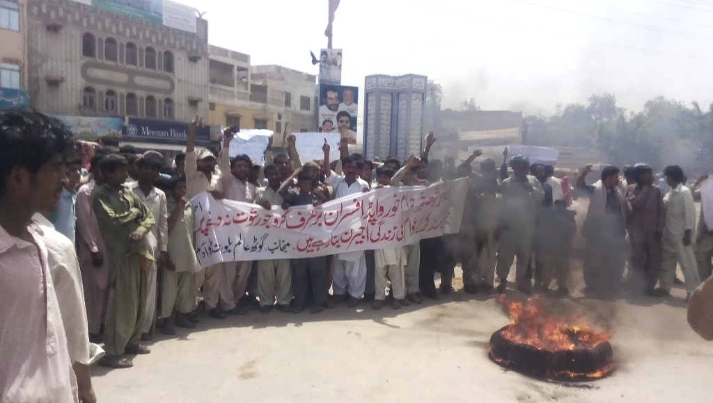 ٹنڈوآدم واپڈا افسران کے خلاف گوٹھ عالم بلوچ کے رہائشیوں کی شدید نعرہ بازی اور ٹائر نزر آتش