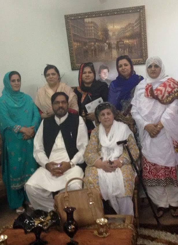 Apan Yasmin Farooqi Group Foto