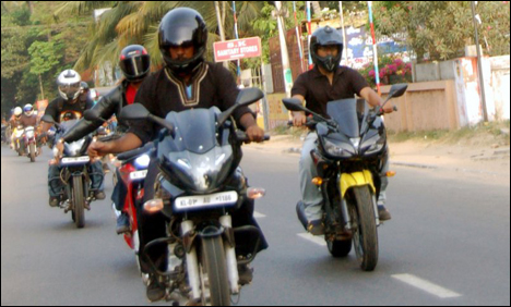 کراچی میں کل سے موٹر سائیکل سواروں کیلئے ہیلمٹ پہننا لازمی