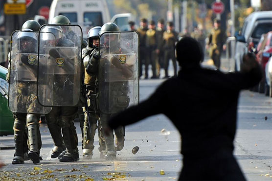 چلی : پولیس اور طلبہ میں تصادم، مظاہرین کی جانب سے شدید پتھرائو