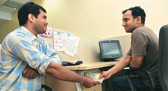 گلوئوں کی کمی نہیں غالب