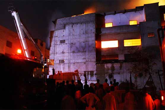 کراچی : تولیہ فیکٹری میں لگی آگ پر قابو پا لیا گیا، لاکھوں کا سامان جل کر خاکستر