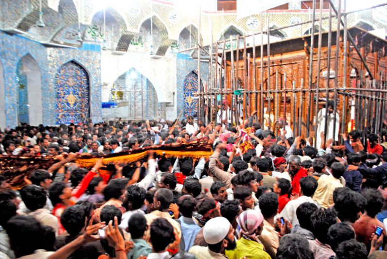 امیر سولنگی نے لعل شہباز قلندر کے مزار پر حاضری دیکرچادر چڑھائی