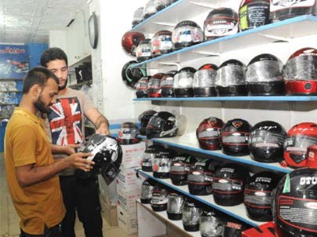 ٹریفک پولیس کا خواتین میں مفت ہیلمٹ تقسیم کرنے کا اعلان