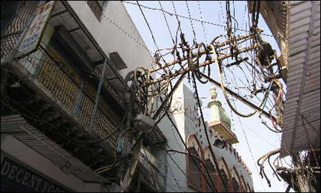 ٹنڈوآدم ڈائریکٹر آپریشنل حیسکو کی سربراہی میں غیر قانونی کنیکشنز کے خلاف آپریشن