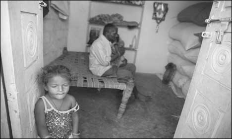 بھارت: غریب خاندان 4500  سو روپے میں بچے بیچنے پر مجبور