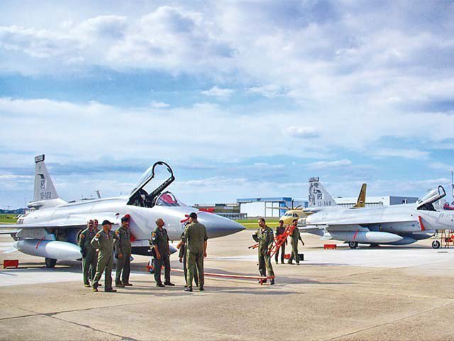 پاکستانی لڑاکا طیارے جے ایف 17 تھنڈر نے پیرس ایئرشو میں دھوم مچا دی