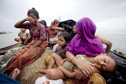 مائیں بین کر رہی ہیں