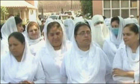 لیڈی ریڈنگ اسپتال پشاور میں ڈاکٹروں اور نرسوں کی ہڑتال جاری