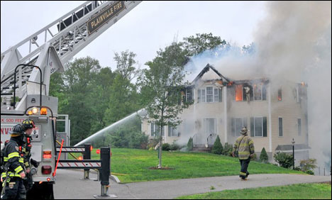 امریکا: چھوٹا طیارہ گھر پر گر گیا، طیارے کے 3 مسافر ہلاک