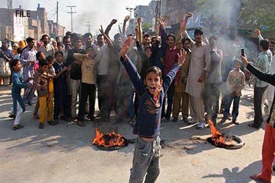 کراچی: گلبہار میں پانی کی عدم فراہمی پر علاقہ مکیں سراپا احتجاج، سڑک ٹریفک کیلئے بند