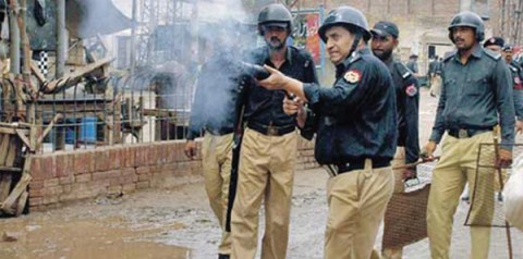 چلی ہے رسم کہ کوئی نہ سر اٹھاکے چلے