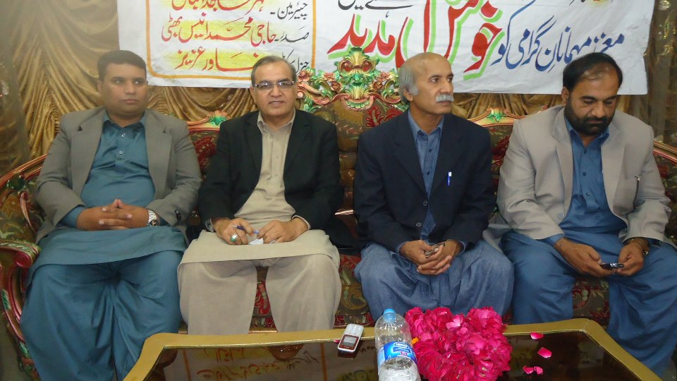 اٹلی، گجرات : جاوید بٹ  اور ڈاکٹر طارق سلیم ایک تقریب میں دوستوں کے ہمراہ