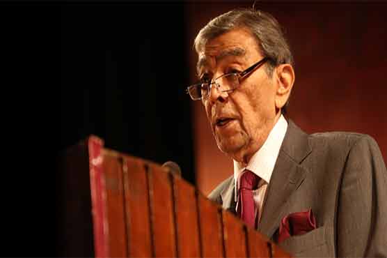 اداکار و میزبان ضیاء محی الدین 82 برس کے ہو گئے