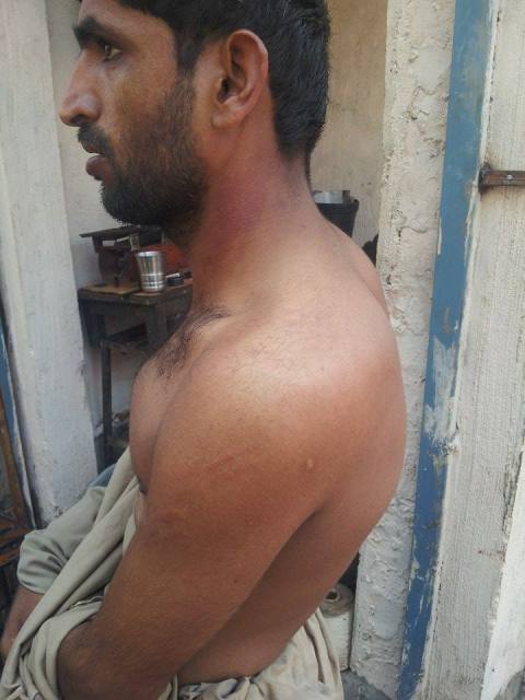 ایس ایچ او  محمد علی بجیرنے روڈ پر ٹھیلا کھڑا کرنے کیوجہ سے کباب فروش کی پٹائی کردی