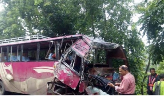 ڈھاکا: بنگہ بندھو پل پر 2 بسوں میں خوفناک تصادم، 17 افراد ہلاک