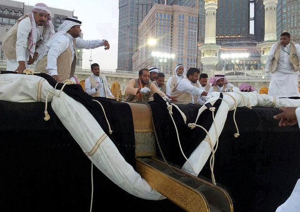 غلاف کعبہ فریم کروا کر اقوام متحدہ میں لگا دیا گیا