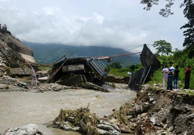 بھارتی ریاست بنگال میں شدید بارشوں اور مٹی کے تودے گرنے سے 30 افراد ہلاک
