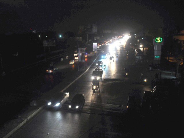 کراچی میں ایک بار پھر بجلی کا بریک ڈاؤن، شہر کا بڑا حصہ تاریکی میں ڈوب گیا