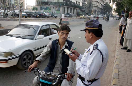 کراچی: ٹریفک پولیس کا سڑکوں کی بہتری کیلئے شہری انتظامیہ کو خط