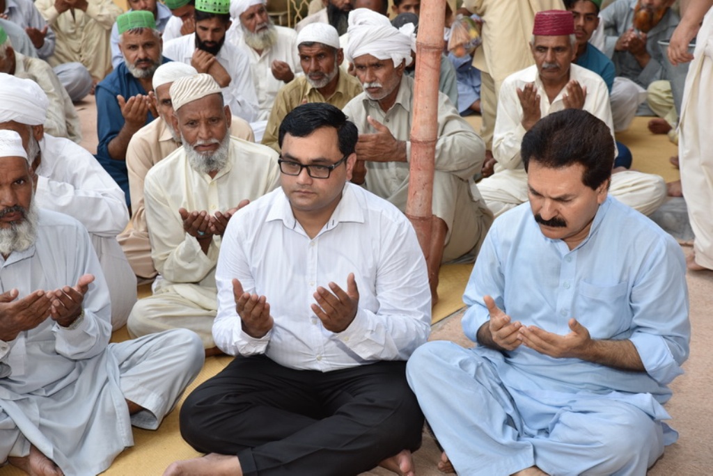 میاں عرفان صدیق کے والد کی ختم قل کی محفل ان کے آبائی گاﺅں آٹاوہ ضلع گوجرانولا میں ہوئی