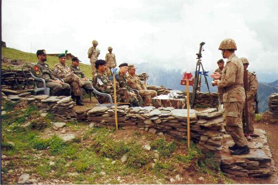 کور کمانڈر راولپنڈی کا کنٹرول لائن پر اگلے مورچوں کا دورہ